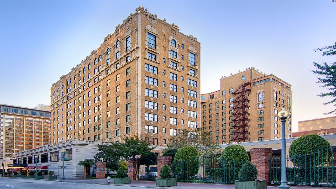 One-Night Stay at The Peabody Memphis + Dinner for Two at Chez Philippe + Valet Parking